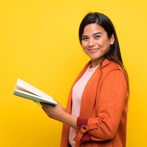 junge Selfpublisherin mit Buch in der Hand